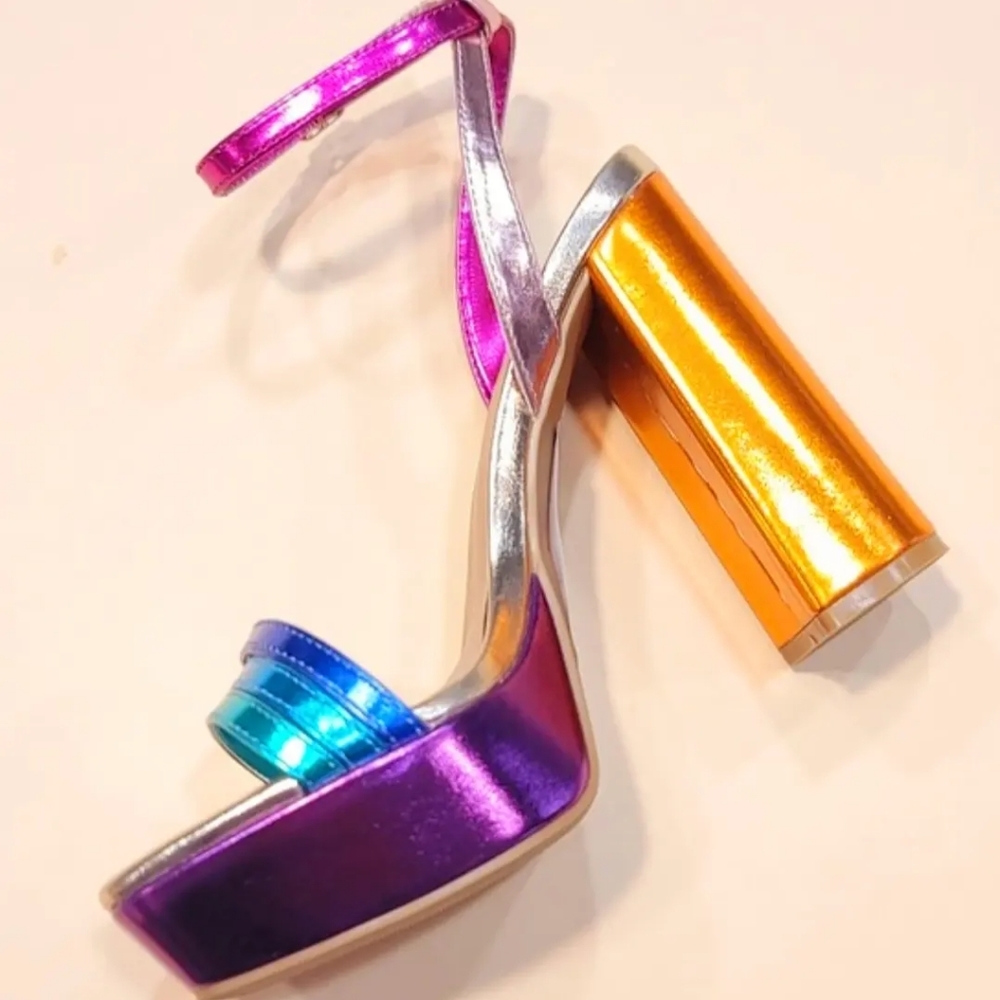 Multi color heel